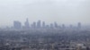 Polución del aire causada en la ciudad de Los Ángeles por el humo de motores de automóviles y otras fuentes contaminantes.