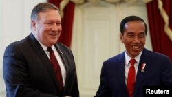 Indonesia's President Joko Widodo, right, shakes hands with U.S. Secretary of State Mike Pompeo before their meeting at the Presidential Palace in Jakarta, Indonesia, Aug. 5, 2018.