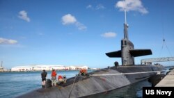 美国海军洲际导弹潜水艇内华达号2022年1月15日抵达关岛。（照片来自美国海军推特）