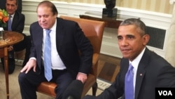 Presiden AS Barack Obama (kanan) menerima Perdana Menteri Pakista Nawaz Sharif di Gedung Putih, Kamis (22/10).