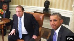 Pakistan's Prime Minister Nawaz Sharif (l) and President Barack Obama at the White House, Oct 22, 2015 (VOA photo - Aru Pande).