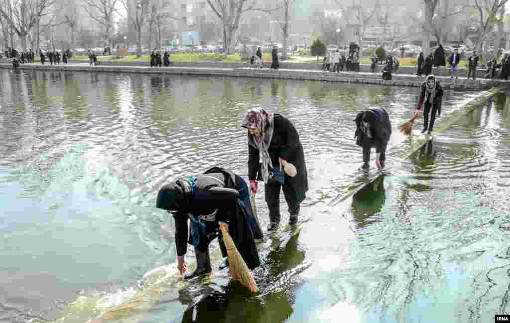 در اردبیل در آستانه سال نو، آیین «نو اوستی» (بر روی نهر) برقرار است. زنان و دختران جوان در اخرین چهارشنبه سال، به نیت برآورده شدن آرزو، در پل «یدی گُز» آب را جارو یا قیچی می کنند. عکس: رضا زارع