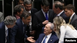 Le président de la Cour suprême, Ricardo Lewandowski (assis) parle aux sénateurs de la possible destitution de la présidente suspendue Dilma Rousseff à Brasilia, Brésil, le 9 août 2016.