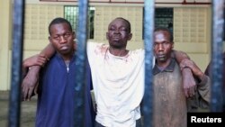 Omar Mwamnuadzi (C), leader of the separatist Mombasa Republican Council (MRC) arrives at the law court cells with members of the group at Kenya's Coastal region Oct. 15, 2012. 