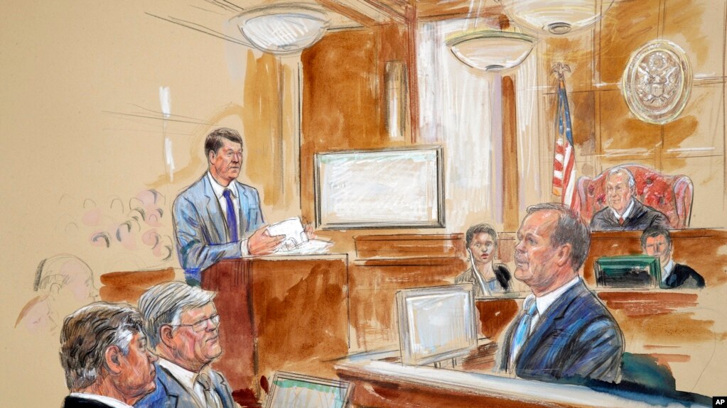 Este boceto de la corte muestra a Rick Gates, a la derecha, testificando durante el interrogatorio del fiscal Greg Andres, mientras el ex presidente de campaÃ±a de Trump, Paul Manafort, a la izquierda, se sienta con su abogado Kevin Downing en la continuaciÃ³n del juicio a Manafort en una corte federal en Alexandria, Virginia, el martes, 7 de agosto de 2018. El juez de distrito de Estados Unidos, TS Ellis III, en la parte superior derecha preside el juicio. (Dana Verkouteren vÃ­a AP)