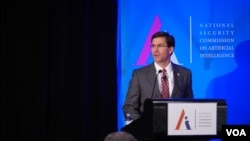 美國國防部部長埃斯珀(Esper)在人工智能AI大會上發言(美國之音黎堡拍攝)