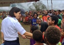 Joyce Lin berbagi kasih dengan membawa berbagai perbekalan untuk penduduk terpencil di Papua (courtesy: MAF).