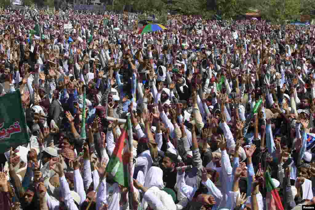 مظاہرین اسلام آباد کی طرف مارچ کرنے سے پہلے راولپنڈی لیاقت باغ پر جمع ہو رہے ہیں