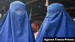 2021年12月20日，阿富汗首都喀布爾一市場，身穿從頭到腳遮蓋全身長袍的阿富汗女子。