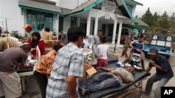 Para korban gempa mendapatkan perawatan di sebuah Puskesmas di Bener Meriah, Aceh (2/7).