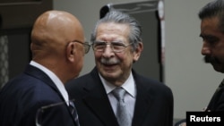 Un juez de Guatemala ordenó enjuiciar al ex general José Efraín Ríos Montt (C) y a su antiguo colaborador, el también general retirado José Mauricio Rodríguez.