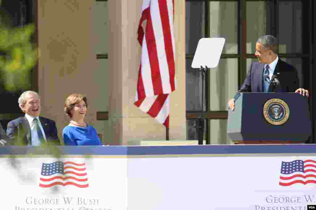 Mantan presiden George W. Bush, mantan ibu negara Laura Bush dan Presiden Barack Obama berbagi cerita ringan dalam pembukaan Pusat Kepresidenan George W. Bush di Dallas, Texas (25/4). (VOA/Brian Allen)