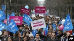 Para demonstran anti RUU pernikahan sejenis melakukan unjuk rasa di Paris dengan membawa poster: 'Satu Ayah dan Satu Ibu' (foto: dok). 