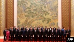 2018年6月21日，中國國家主席習近平在北京釣魚台國賓館同出席“全球首席執行官委員會”特別圓桌峰會的跨國企業負責人合影。
