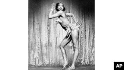 Foto Achiv: Josephine Baker pandan yon pefomans Ziegfield Follies nan Nouyok, 11 Fev. 1936. 