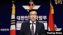 문상균 한국 국방부 대변인이 11일 서울 국방부 브리핑실에서 정례 브리핑을 하고 있다. 