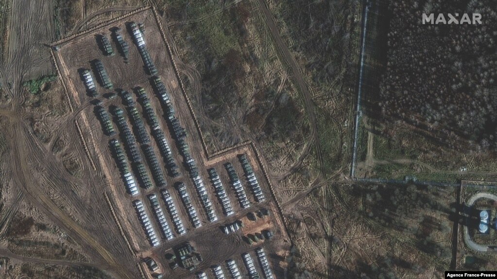 这张由卫星运营商马萨尔科技公司发布、摄于2021年11月1日的卫星图片显示，俄罗斯斯摩棱斯克州叶利尼亚镇北部边缘部署了大量地面部队，并有坦克、装甲运兵车和支援设备。(photo:VOA)