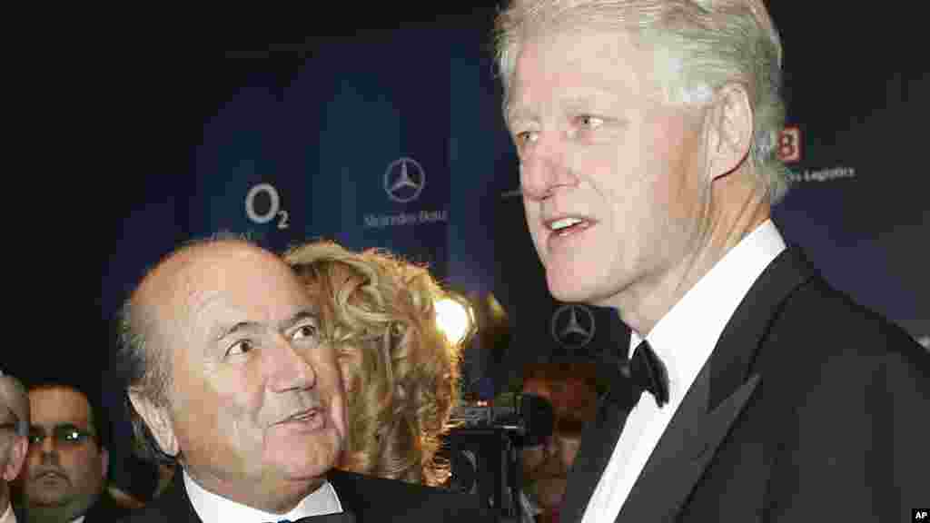 Shugaban FIFA Sepp Blatter tar da Bill Clinton a taron bada kyautar &quot;Bambi&quot; na wata gidauniyar Clinton. &nbsp;Dec. 1, 2005.