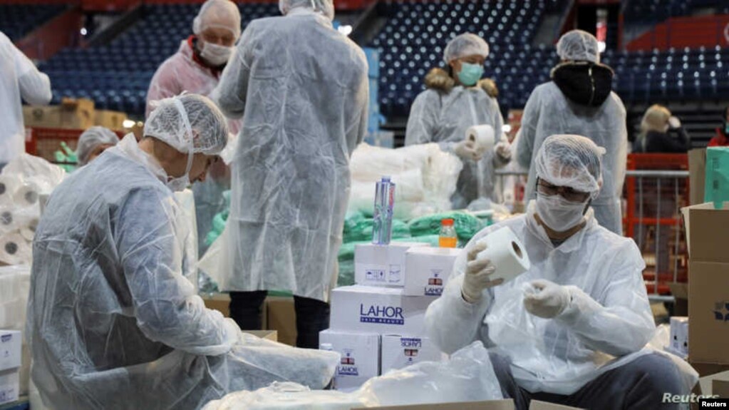 3月26日，志愿者在塞尔维亚首都贝尔格莱德打包救捐赠品准备送给那些因疫情不能出门的老年人。