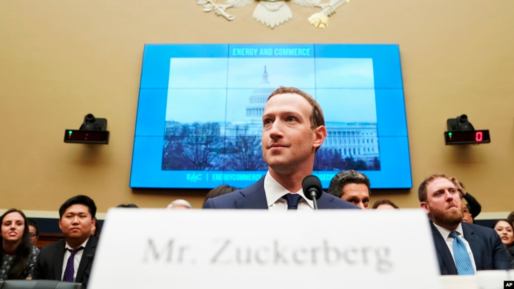 El presidente ejecutivo de Facebook, Mark Zuckerberg en el Congreso de EE.UU. antes de su testimonio en una audiencia de la ComisiÃ³n de EnergÃ­a y Comercio de la CÃ¡mara de Representantes. Abril 11, 2018.