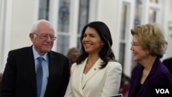 3 kandida a la prezidans: Sen. Bernie Sanders (a goch), Depite Tulsi Gabbard (mitan) ak Sen. Elizabeth Warren (adwat), ki t ap pale ak laprès devan Legliz Batis Sion, nan Columbia, Kawolin di Sid, anvan defile a. (Foto:Meg Kinnard/AP).