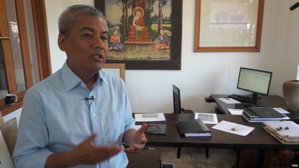 Chang Youk, director of DC-Cam, talks to VOA Khmer about national reconciliation at his office in Phnom Penh, Cambodia, August 08th, 2016. (Neou Vannarin/VOA Khmer)