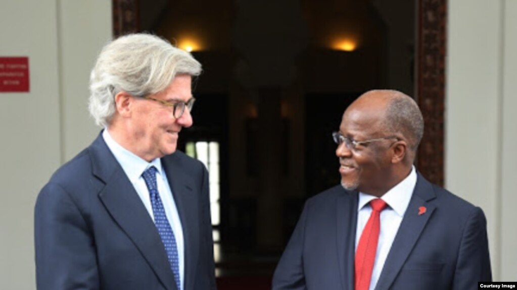 Rais Dr Magufuli na Mwenyekiti wa Barrick Gold Profesa Thornton