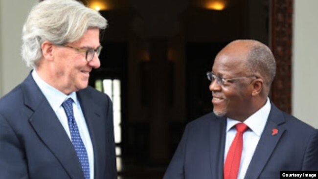 Rais Dr John Magufuli na Mwenyekiti wa Kampuni ya Barrick Gold Corporation Prof John L. Thornton.