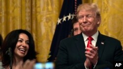 El presidente Donald Trump sonríe durante una celebración del Mes de la Herencia Hispana en la Casa Blanca el 17 de septiembre de 2018.