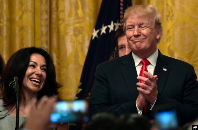 El presidente Donald Trump acompañado de la empresaria cubana-estadounidense Irina Vilariño, en la celebración del Mes de la Herencia Hispana en la Casa Blanca. Septiembre 17 de 2018.