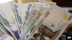 Naira, la monnaie nationale du Nigeria, 20 octobre 2015. (AP Photo/Sunday Alamba)