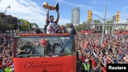  Kyle Lowry et ses coéquipiers lors de la parade organisée pour les Raptors, après leur 1er championnat NBA, Toronto, le 17 juin 2019. (Dan Hamilton-USA TODAY Sports)