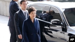 South Korea's ousted leader Park Geun-hye, right, arrives at a prosecutor's office in Seoul, South Korea, March 21, 2017. 