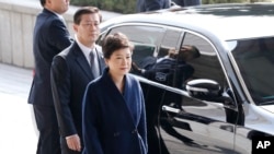 Park Geun-hye, kulia, akiwasili kwenye ofisi ya mwendesha mashtaka 