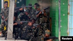 Tentara pemerintah Filipina menembakkan senjata mereka ke arah pemberontak terkait MNLF di kota Zamboanga, Filipina, 12 September 2013 (Foto: dok). 