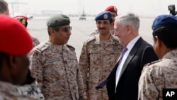 استقبال رئیس ستاد مشترک ارتش عربستان سعودی از جیم متیس وزیر دفاع آمریکا در پایگاه هوایی ملک سلمان، ریاض - ۲۹ فروردین ۱۳۹۶ 