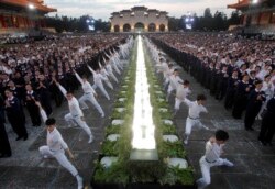 Warga Taiwan tampil saat perayaan Ulang Tahun Buddha di depan Chiang Kai-shek Memorial Hall di Taipei, Taiwan, Minggu, 12 Mei 2019. (Foto: AP)