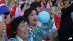 지난달 10일 북한 노동당 창건 70주년을 맞아 평양 김일성 광장에서 열린 대규모 군중대회에 참석한 북한 여성들.