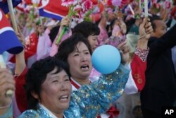 북한 노동당 창건 70주년을 맞아 10일 평양 김일성 광장에서 열병식에 이어 대규모 군중대회가 열렸다.