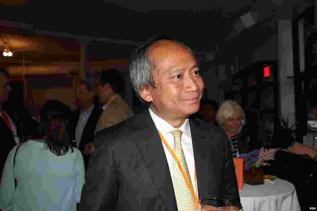 Cuong Do, board member of Caring for Cambodia at a Washington, DC fundraiser and silent auction organized by the non-profit to help support 21 impoverished schools in Cambodia&#39;s Siem Reap province, May 4, 2017. (VOA Khmer)