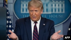 Presidenti Donald Trump duke iu përgjigjur pyetjeve në dhomën e informimit "Brady", të Shtëpisë së Bardhë (21 korrik 2020)
