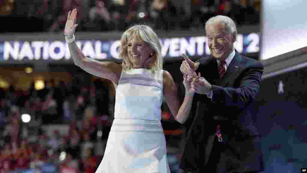 Le Vice-président sortant américain Joe Biden tient sa femme qui l’a rejoint sur le podium après son discours à la Convention nationale démocrate à Philadelphie, 27 juillet 2016. 