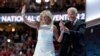 Le Vice-président sortant américain Joe Biden tient sa femme qui l’a rejoint sur le podium après son discours à la Convention nationale démocrate à Philadelphie, 27 juillet 2016. 