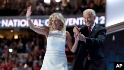 Le Vice-président sortant américain Joe Biden tient sa femme qui l’a rejoint sur le podium après son discours à la Convention nationale démocrate à Philadelphie, 27 juillet 2016. 