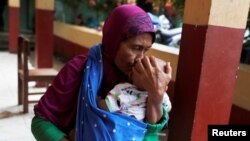 Una mujer sostiene a un niño en un refugio en Cigeulis, después de un tsunami en la provincia de Banten, Indonesia, el 25 de diciembre de 2018.