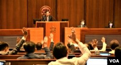 香港立法会主席梁君彦表示，民主派立法会议员总辞后，立法会回复理性，通过的法案是他5年任期内最多， 他否认立法会变成“举手机器”及“橡皮图章” (美国之音/汤惠芸)。