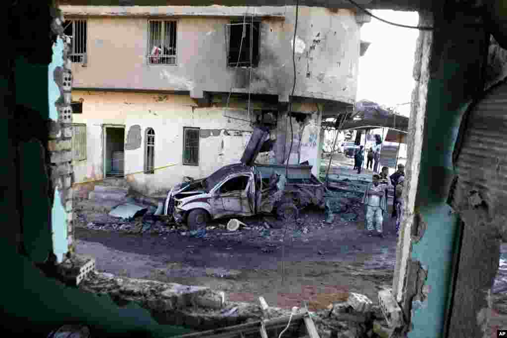 2012年11月29日，伊拉克希拉市一处繁忙商业区的炸弹袭击现场。