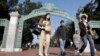 学生走出加州大学伯克利分校校门（资料照）。