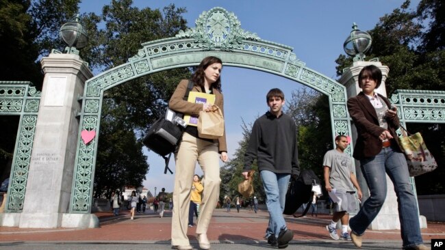 学生走出加州大学伯克利分校校门（资料照）。