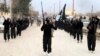 این تصویر بدون تاریخ روی وبسایت گروه اسلامگرای داعش، اعضا را در حال رژه در شهر رقه سوریه نشان می دهد. 